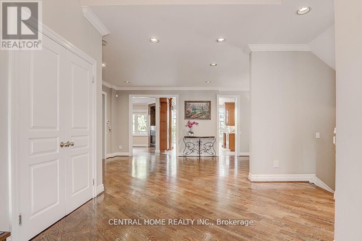 134 Bradgate Drive, Markham, Ontario  L3T 7M2 - Photo 6 - N12197152