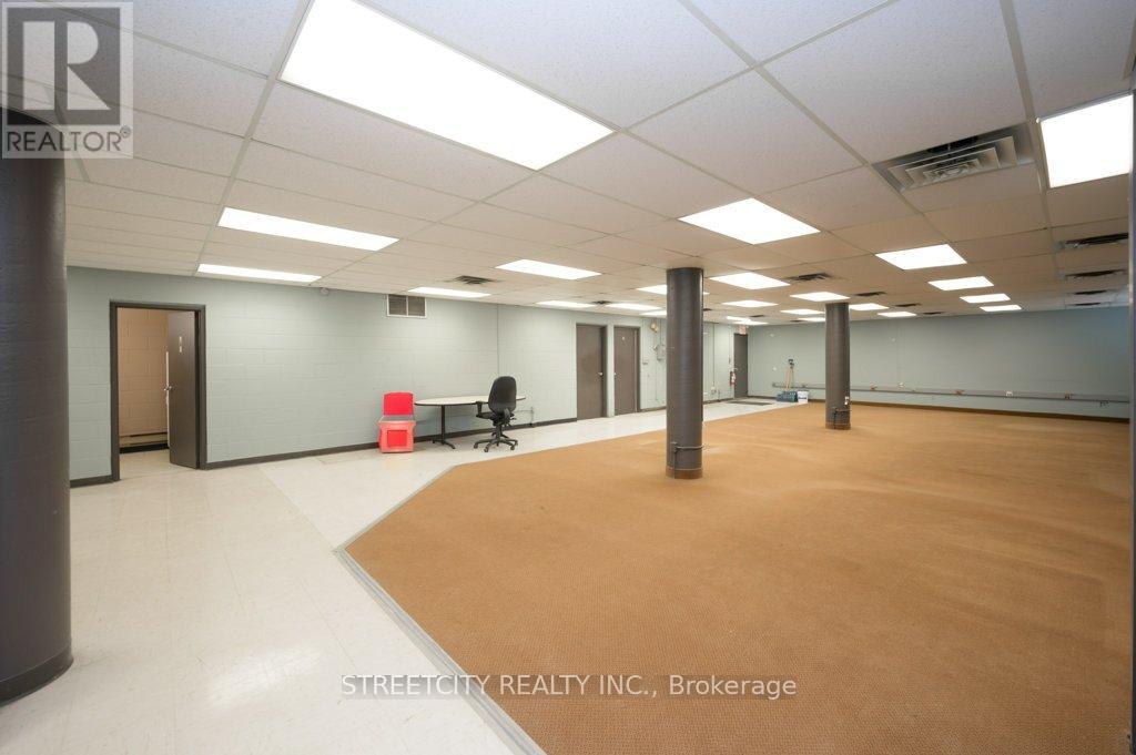 Main Floor - 916 Gateway Drive, Burlington, Ontario  L7L 5K7 - Photo 10 - W12197144
