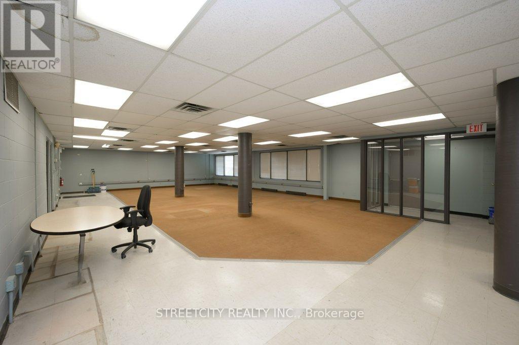 Main Floor - 916 Gateway Drive, Burlington, Ontario  L7L 5K7 - Photo 11 - W12197144