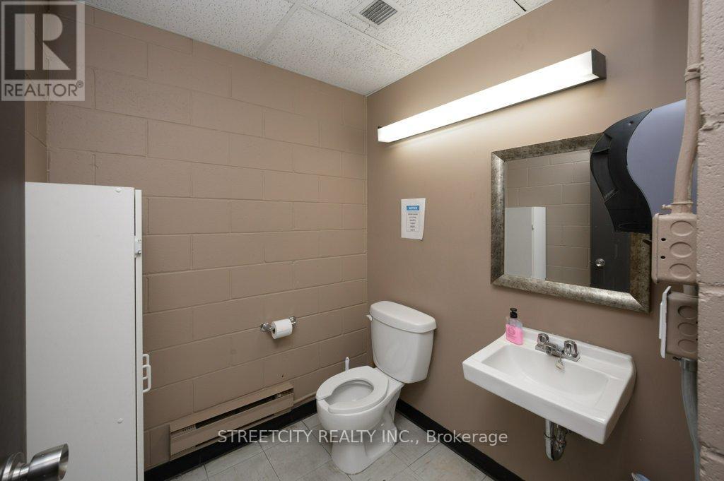 Main Floor - 916 Gateway Drive, Burlington, Ontario  L7L 5K7 - Photo 16 - W12197144
