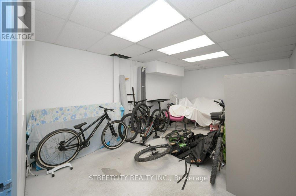 Main Floor - 916 Gateway Drive, Burlington, Ontario  L7L 5K7 - Photo 25 - W12197144
