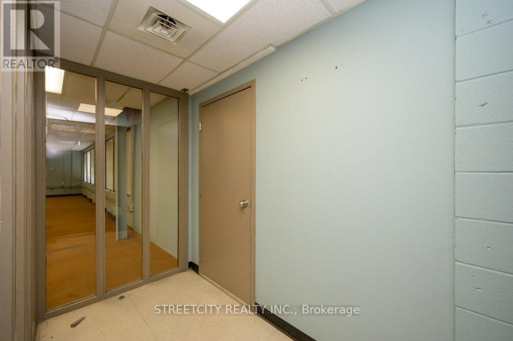Main Floor - 916 Gateway Drive, Burlington, Ontario  L7L 5K7 - Photo 9 - W12197144