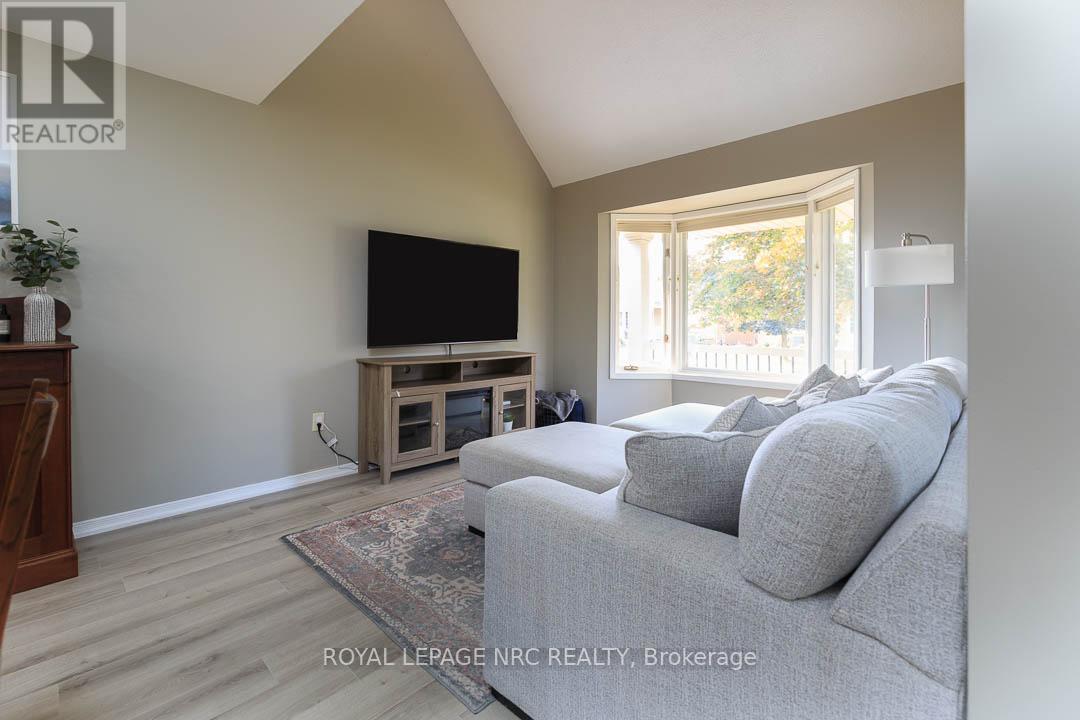5130 Hawthorn Drive, Lincoln, Ontario  L3J 0J6 - Photo 5 - X12197155