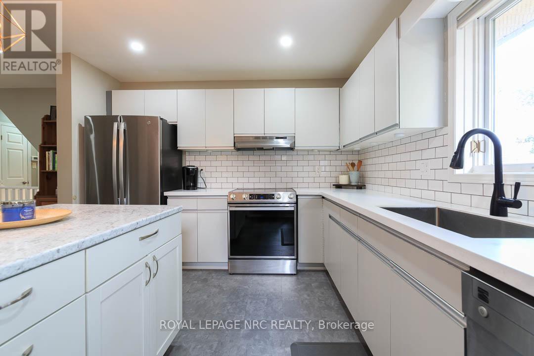 5130 Hawthorn Drive, Lincoln, Ontario  L3J 0J6 - Photo 9 - X12197155