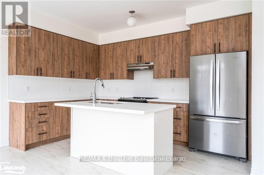 24 Simona Avenue, Wasaga Beach, Ontario  L9Z 0L4 - Photo 4 - S12197247