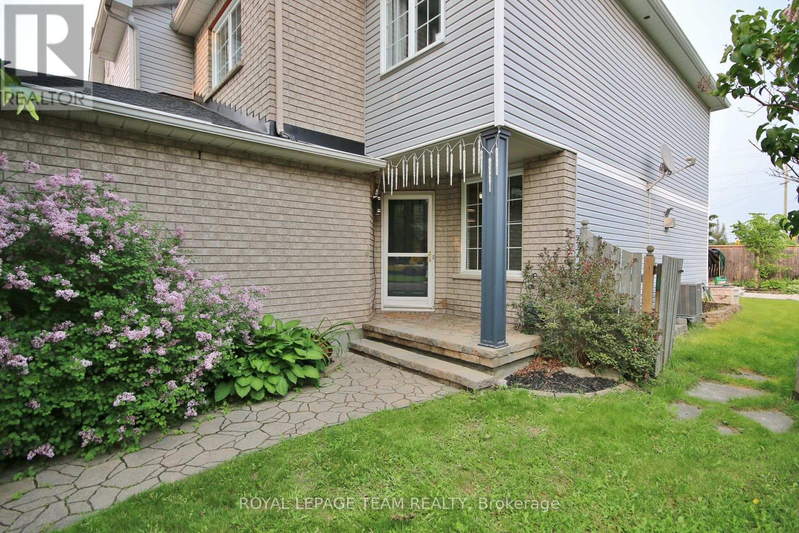 39 Foxden Place, Ottawa, Ontario  K1G 6A5 - Photo 3 - X12197262