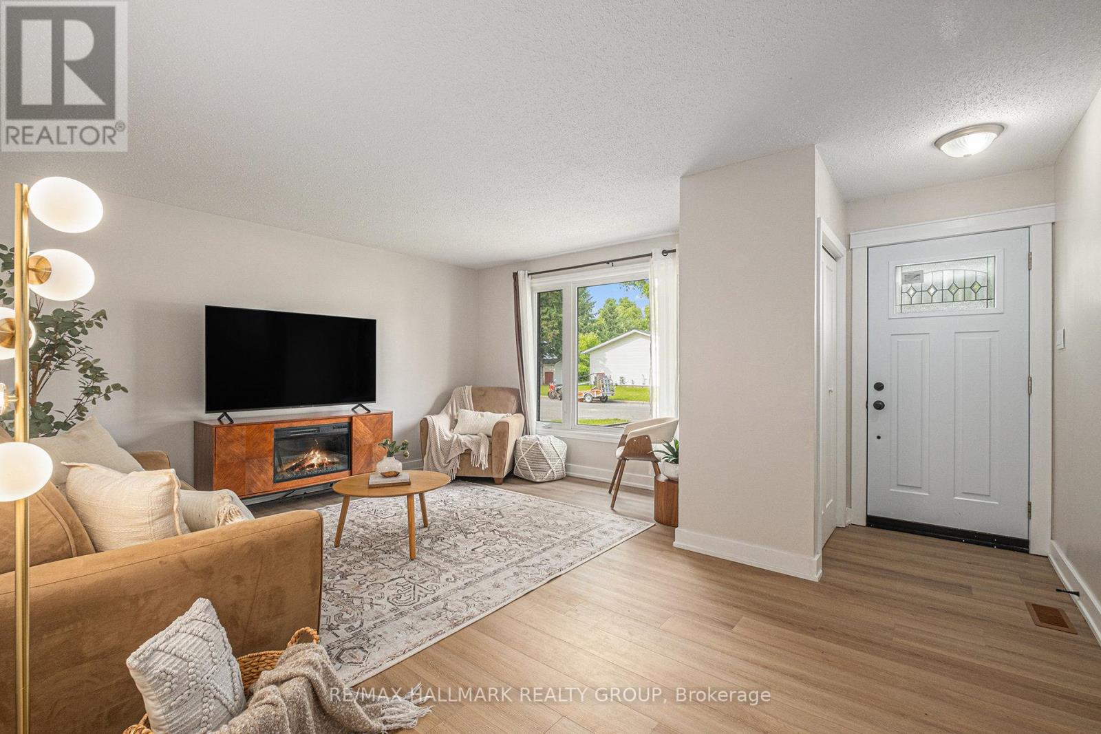 1360 Metz Crescent, Ottawa, Ontario  K1K 3Z5 - Photo 3 - X12197289