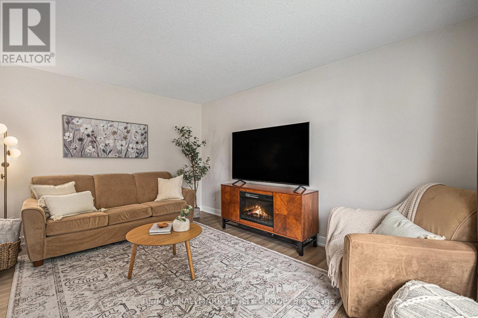 1360 Metz Crescent, Ottawa, Ontario  K1K 3Z5 - Photo 6 - X12197289