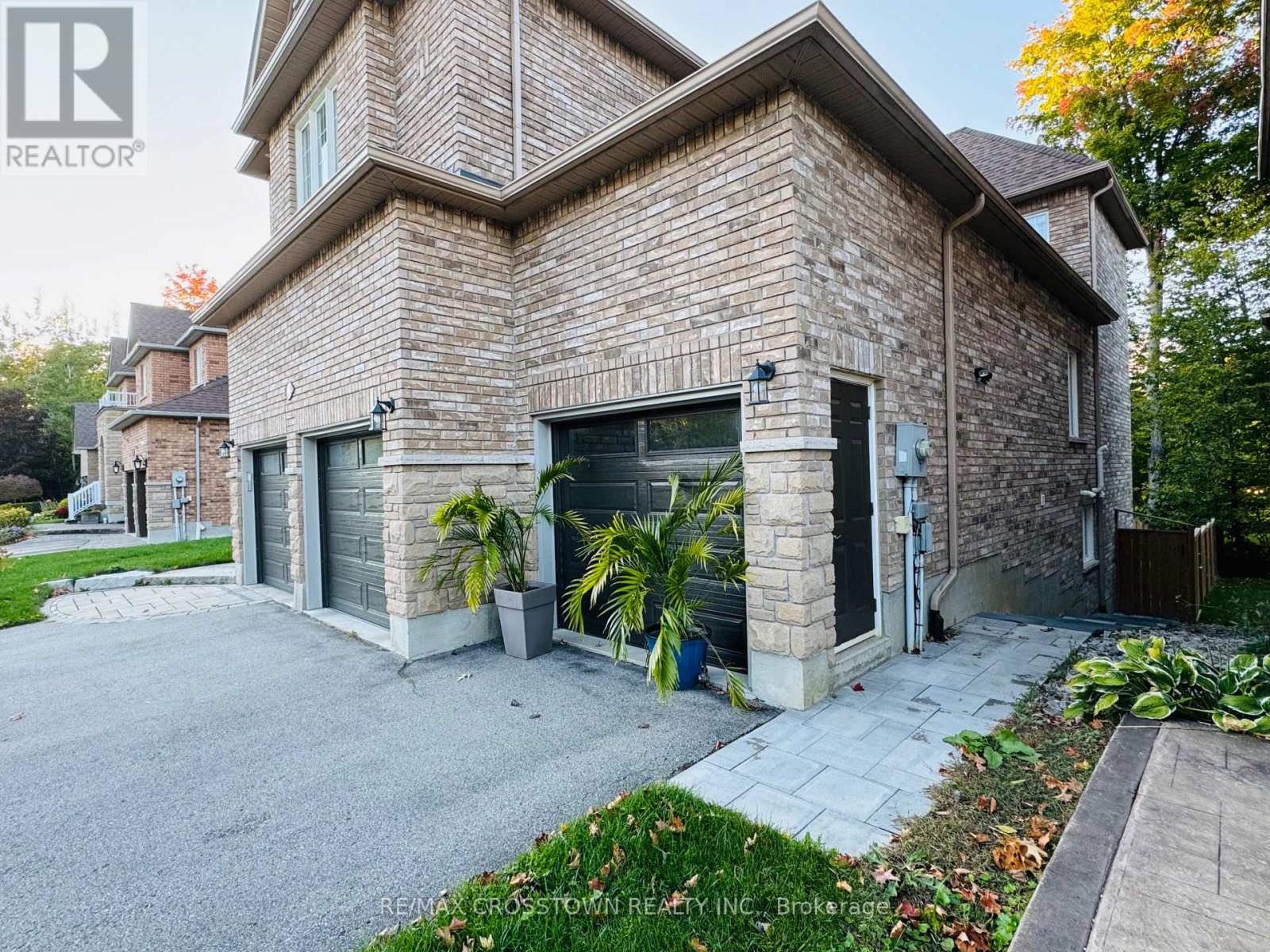 33 Camelot Square, Barrie (Innis-Shore), Ontario  L4M 0C3 - Photo 1 - S12196700