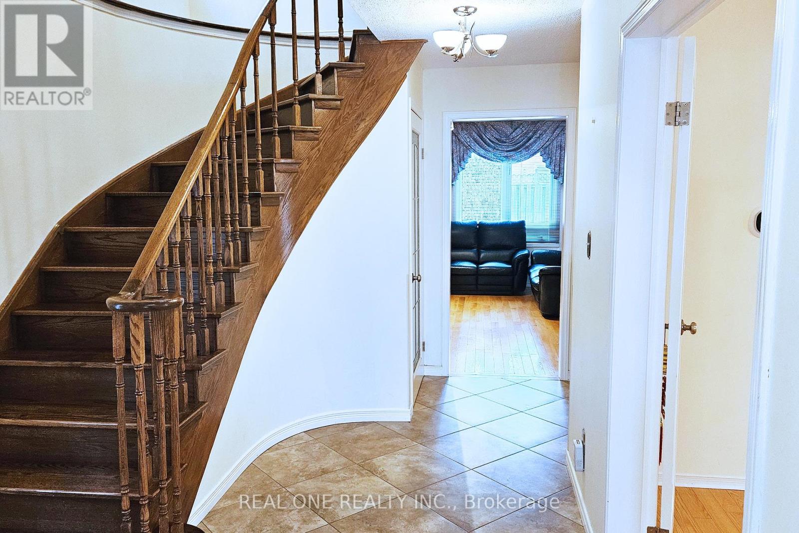 25 Bendamere Crescent, Markham (Raymerville), Ontario  L3P 6Y3 - Photo 6 - N12197259