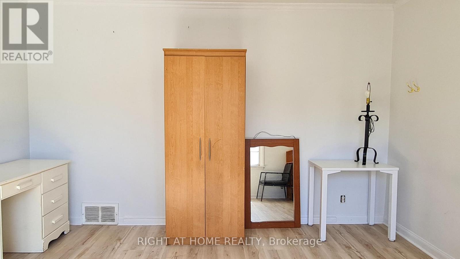 310 Grey Street, London East (East K), Ontario  N6B 1G6 - Photo 5 - X12186293