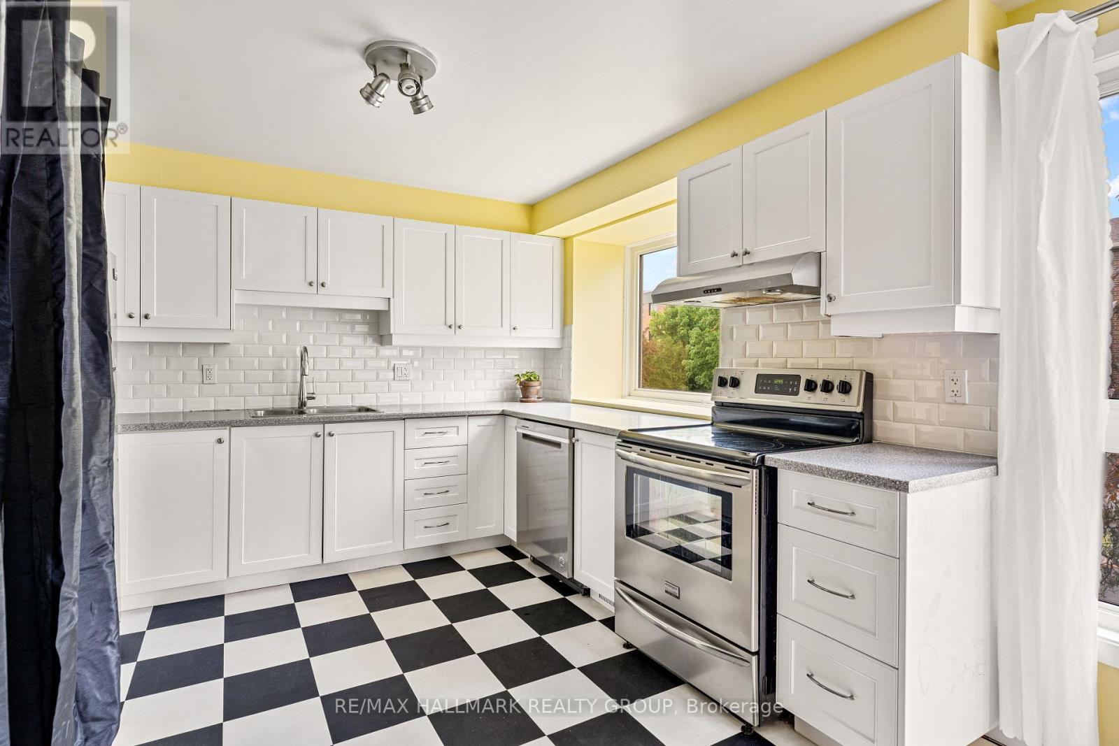 1a Crestlea Crescent, Ottawa, Ontario  K2G 4N1 - Photo 16 - X12197313
