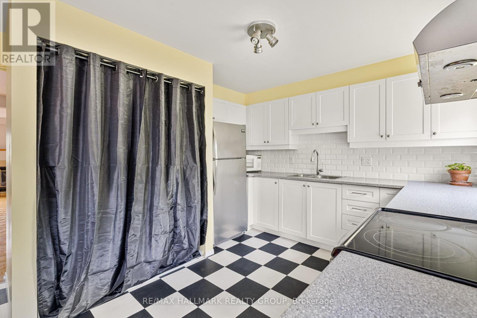 1a Crestlea Crescent, Ottawa, Ontario  K2G 4N1 - Photo 18 - X12197313