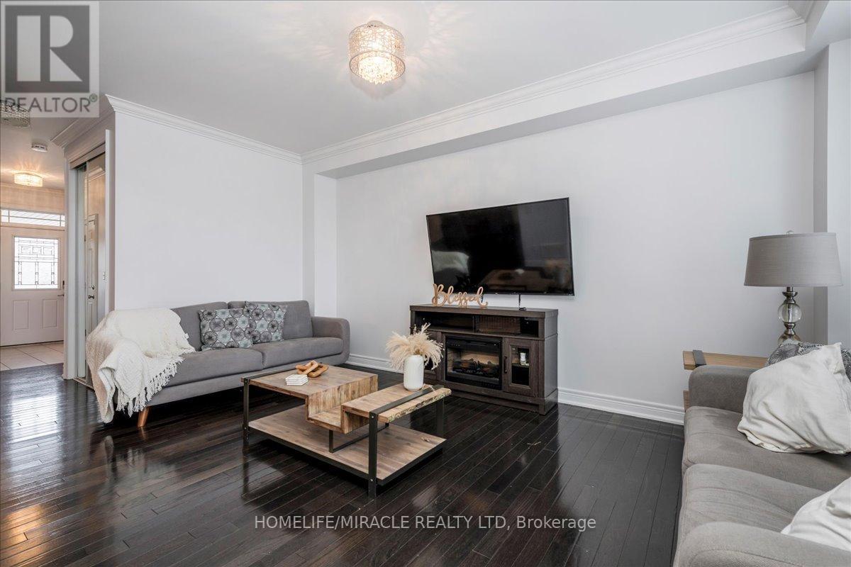 Property at 74 CAUTHERS CRESCENT image 5