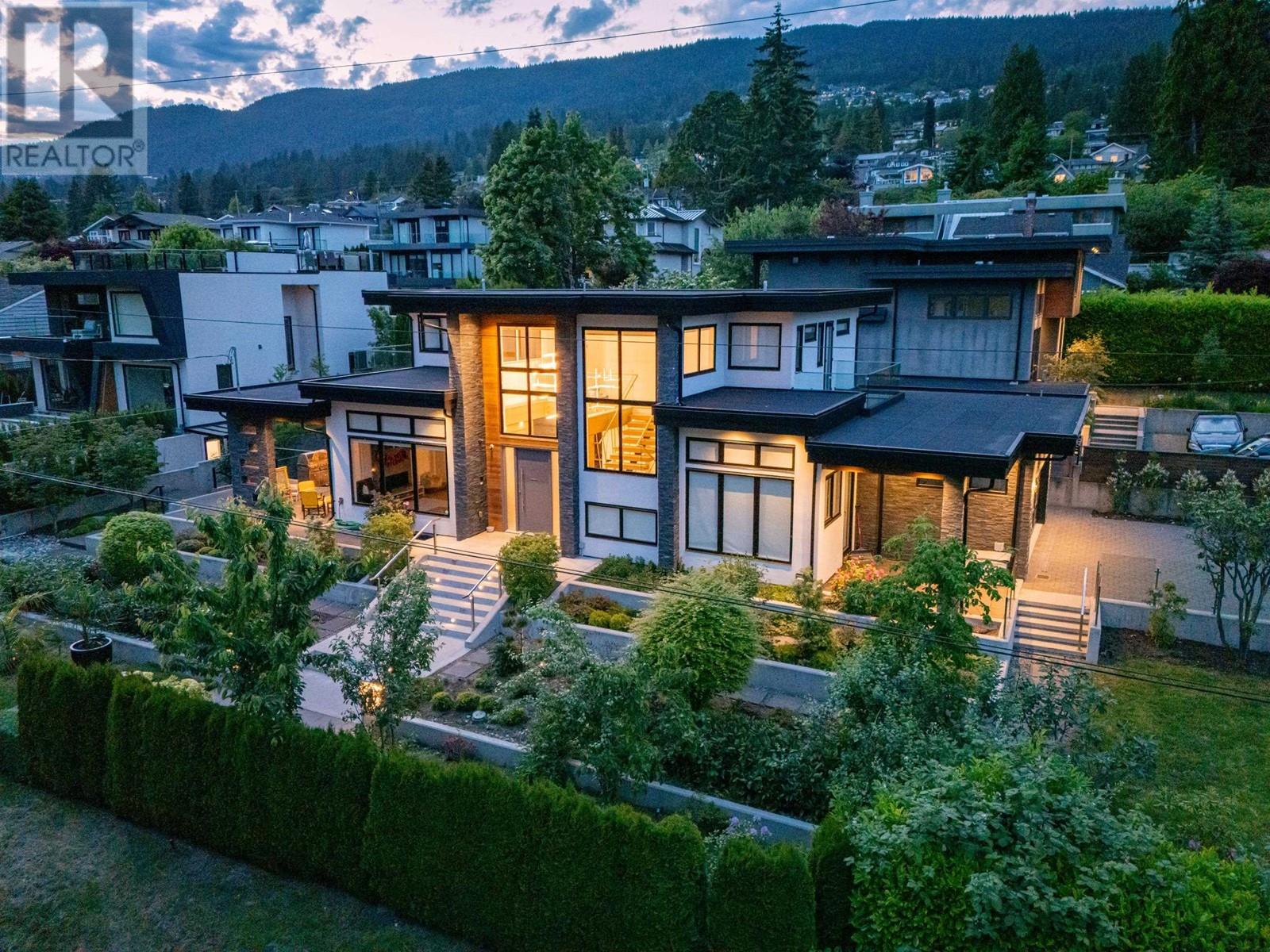 2213 KINGS AVENUE, West Vancouver, British Columbia
