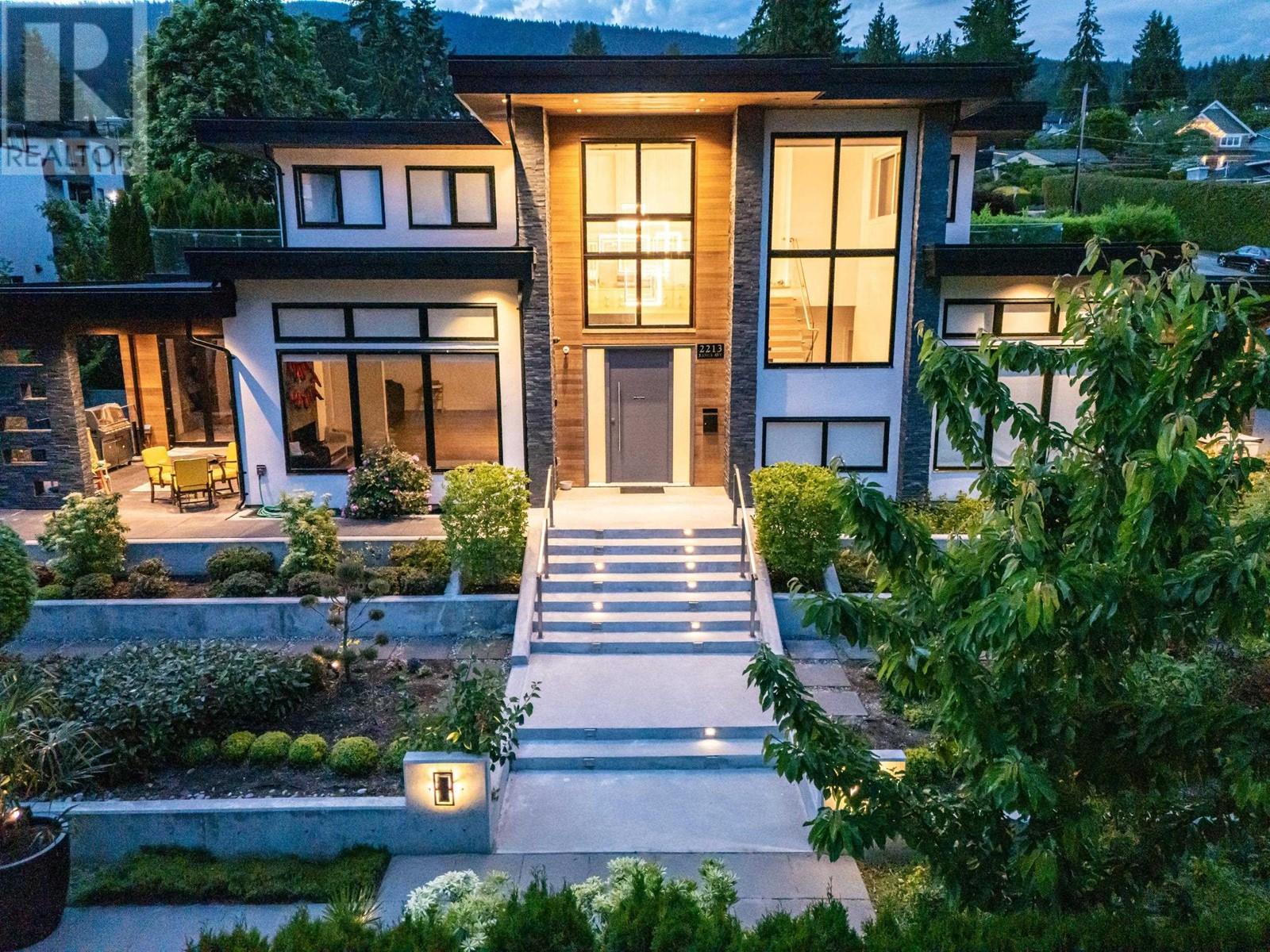 Property at 2213 KINGS AVENUE image 3
