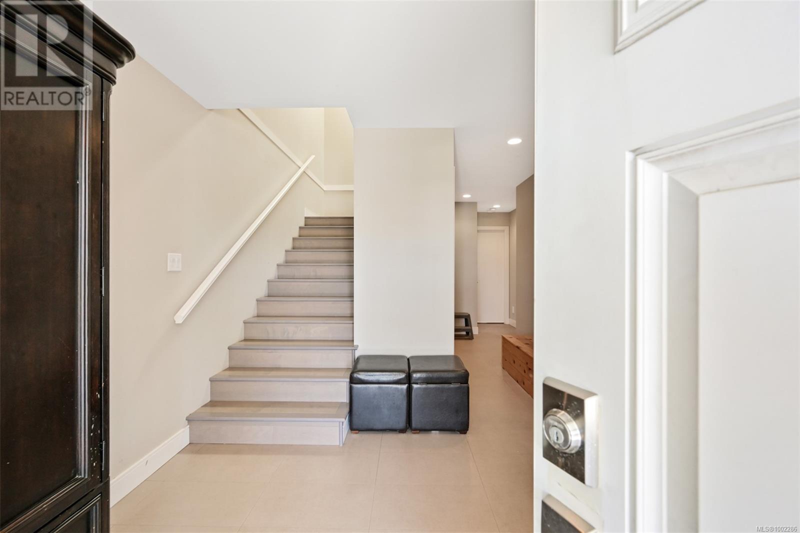 Property at 4290 Glanford Ave image 2