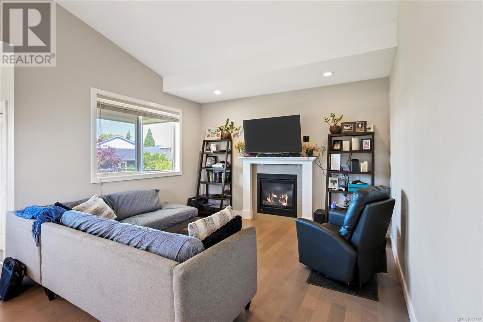 Property at 4290 Glanford Ave image 3