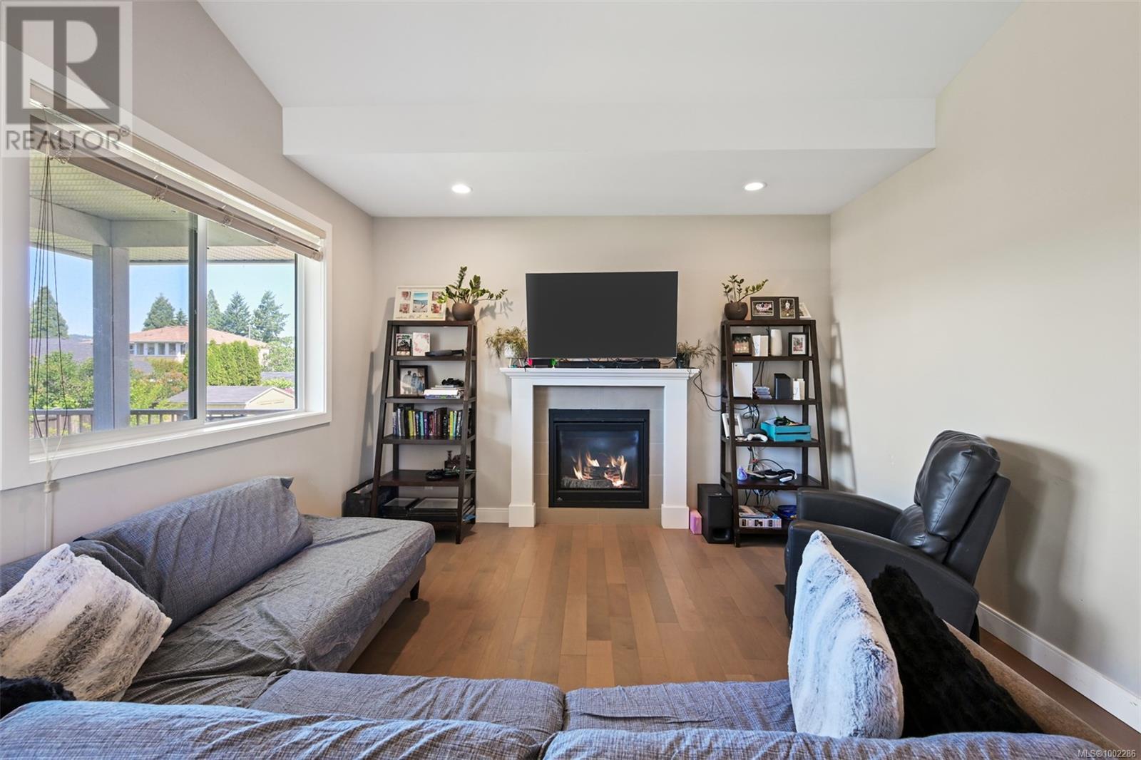 Property at 4290 Glanford Ave image 4