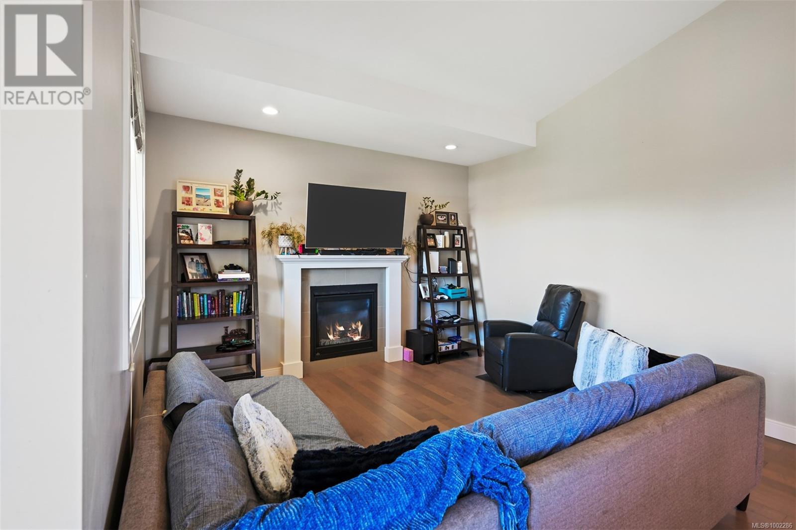 Property at 4290 Glanford Ave image 5