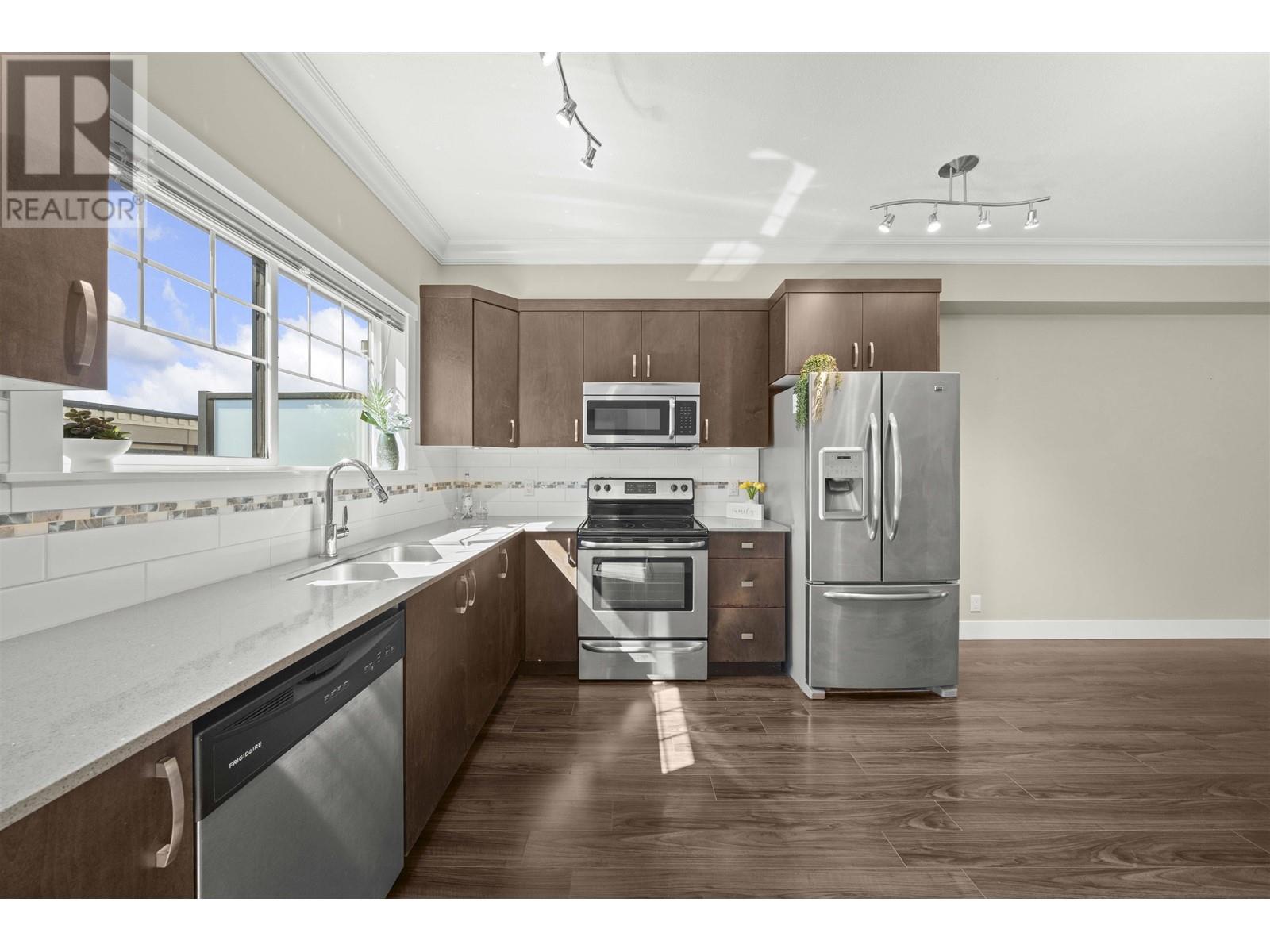 Property at 4 838 ROYAL AVENUE image 3