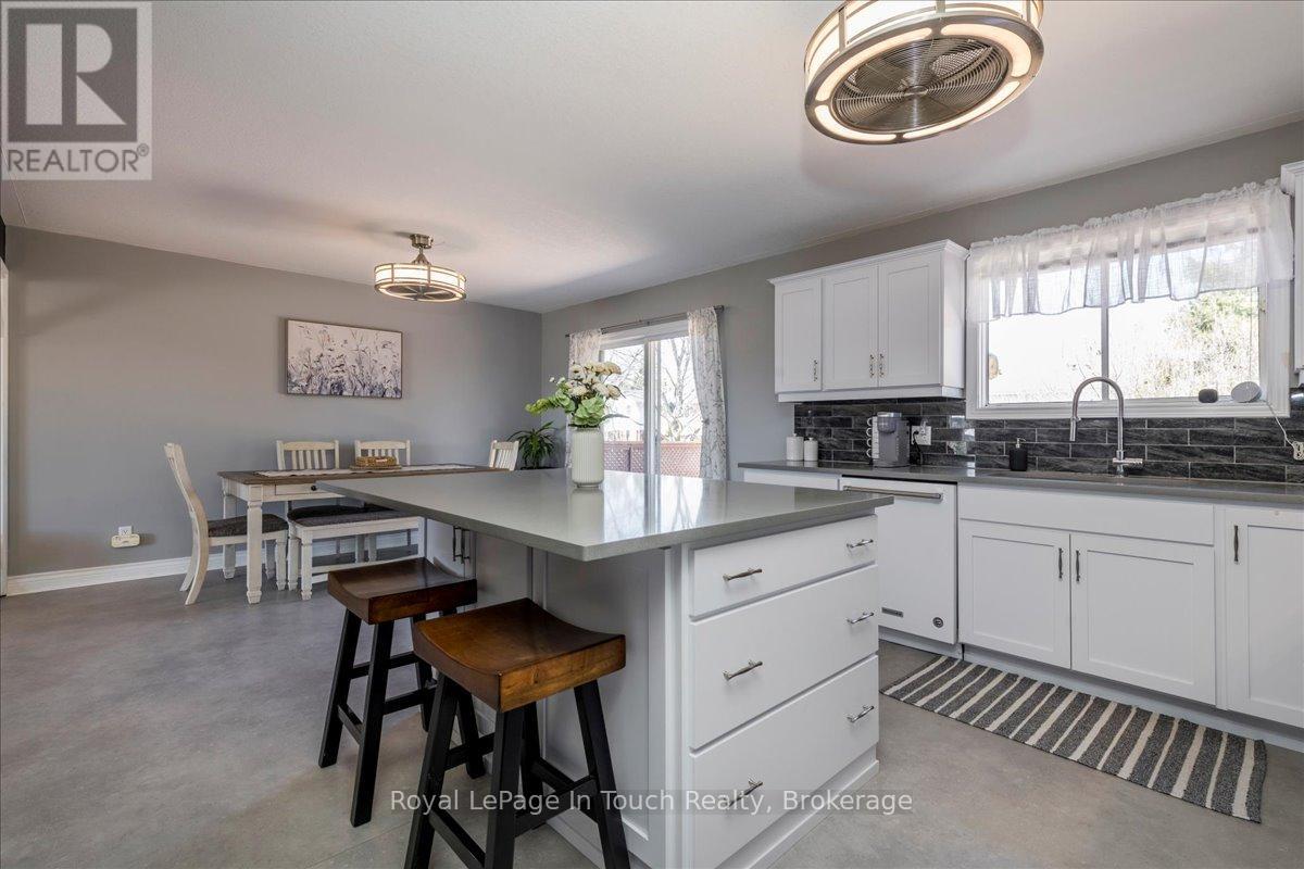 93 Edward Street, Penetanguishene, Ontario  L9M 1J3 - Photo 12 - S12197442