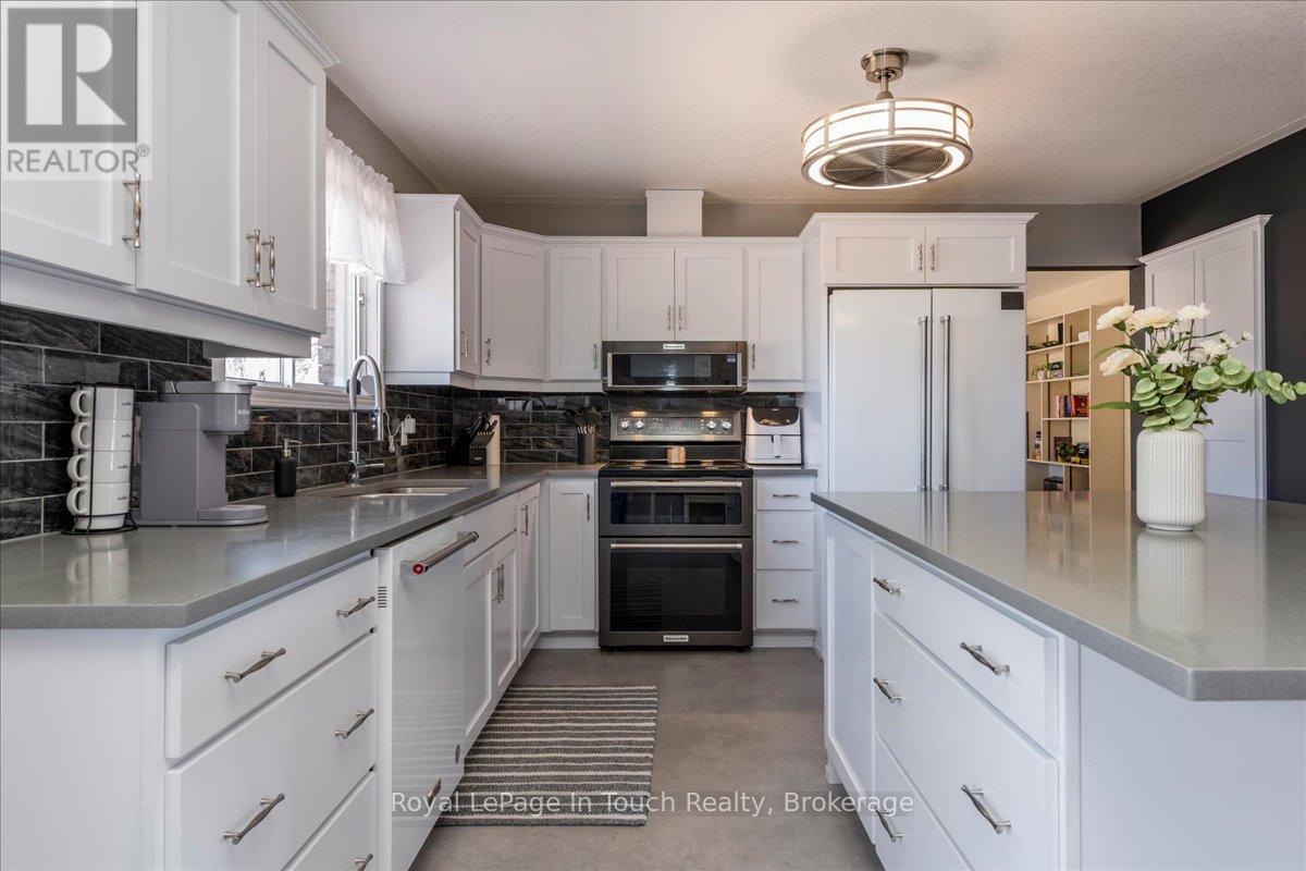 93 Edward Street, Penetanguishene, Ontario  L9M 1J3 - Photo 9 - S12197442