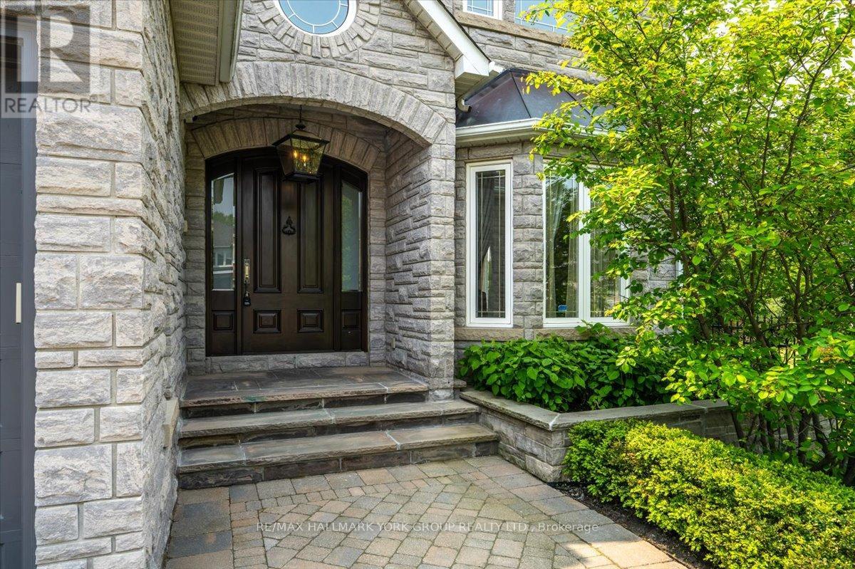 41 Direzze Court, Richmond Hill, Ontario  L4C 0C6 - Photo 4 - N12197435