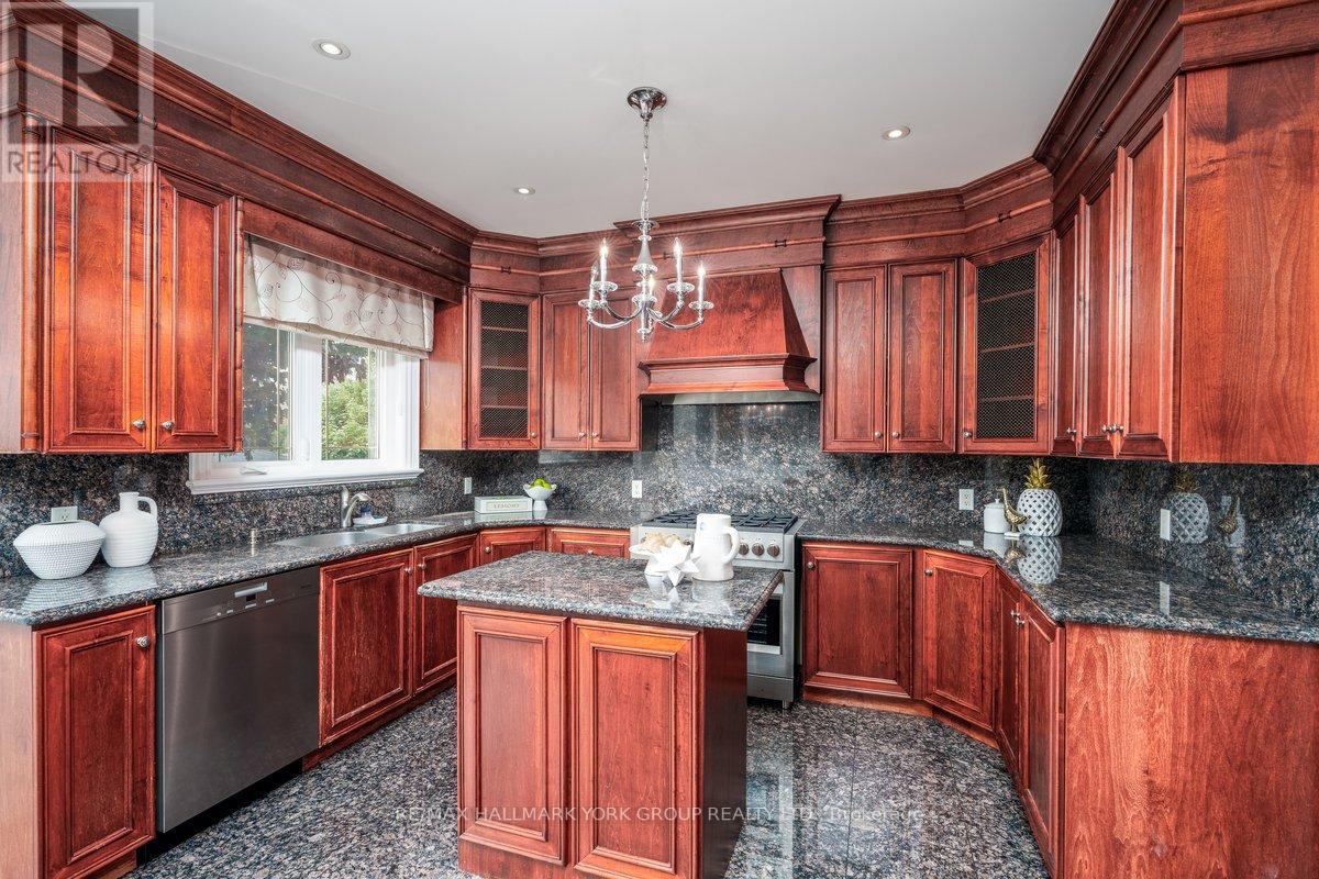 41 Direzze Court, Richmond Hill, Ontario  L4C 0C6 - Photo 7 - N12197435