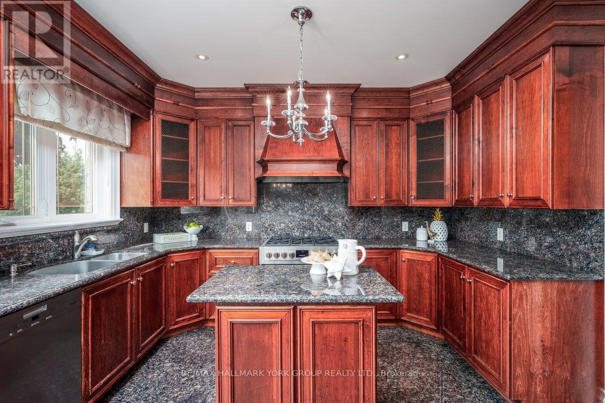 41 Direzze Court, Richmond Hill, Ontario  L4C 0C6 - Photo 9 - N12197435