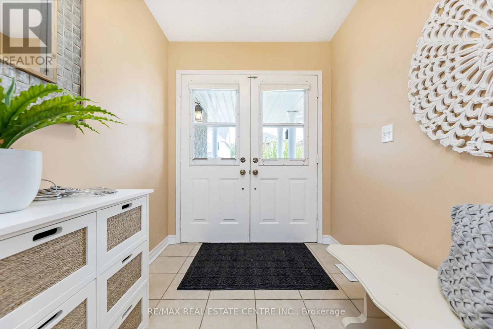 28 Coates Drive, Milton, Ontario  L9T 5R4 - Photo 3 - W12197419