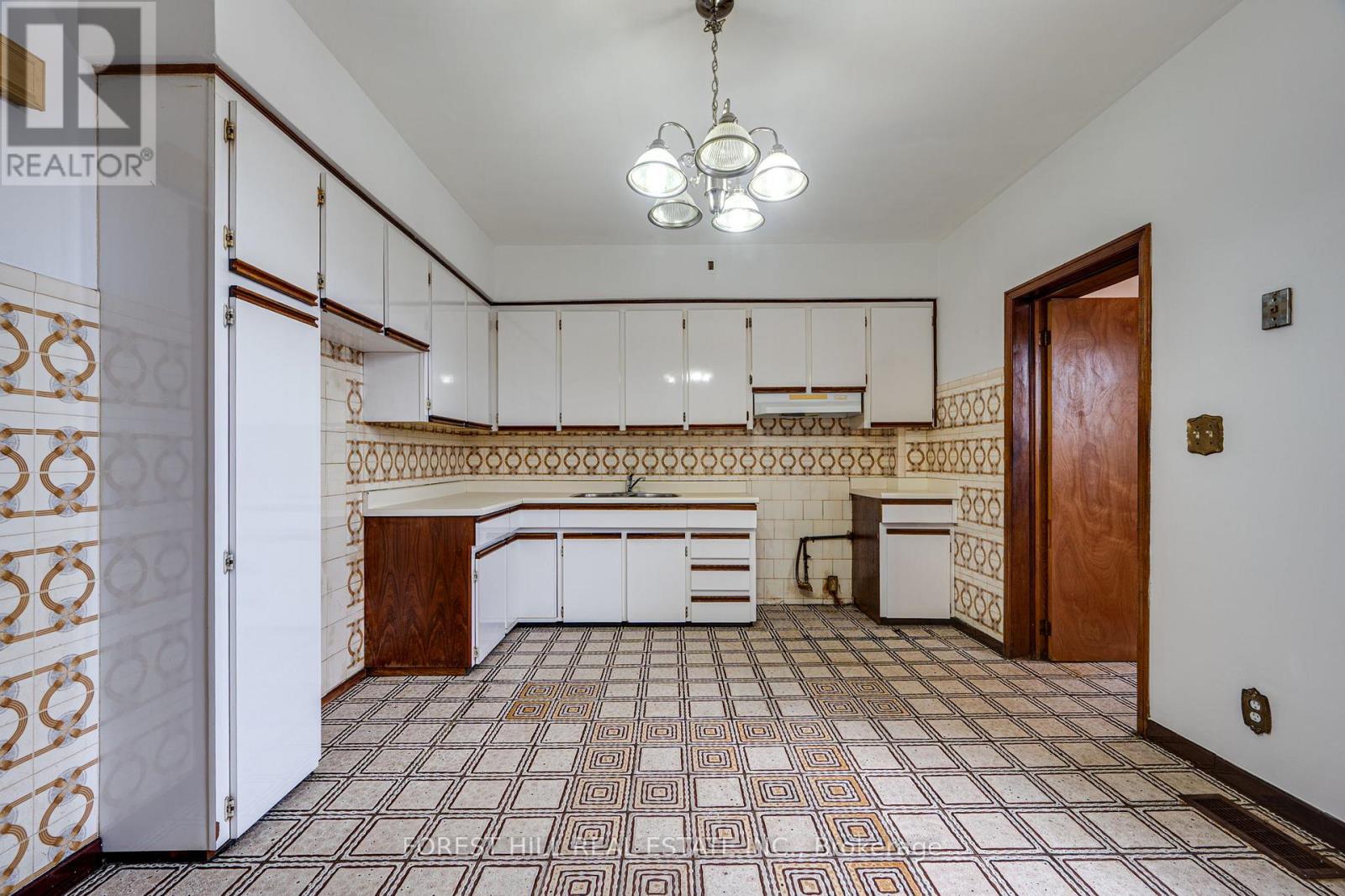 33 Hounslow Heath Road, Toronto, Ontario  M6N 1G7 - Photo 10 - W12197431