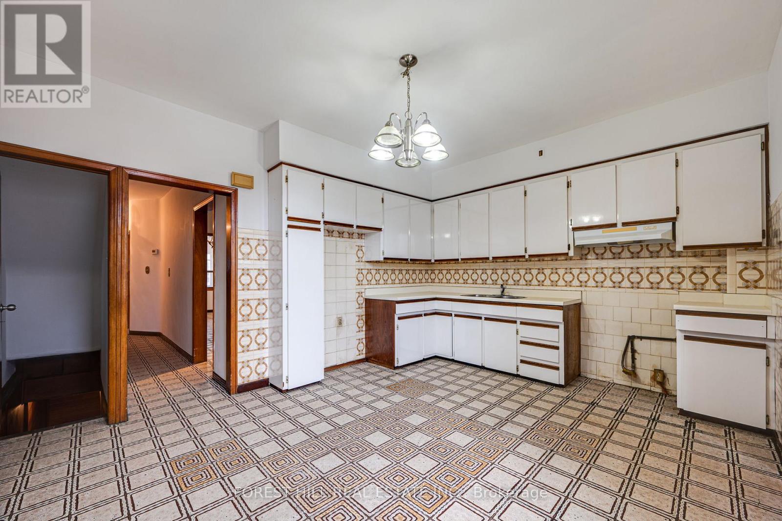 33 Hounslow Heath Road, Toronto, Ontario  M6N 1G7 - Photo 11 - W12197431