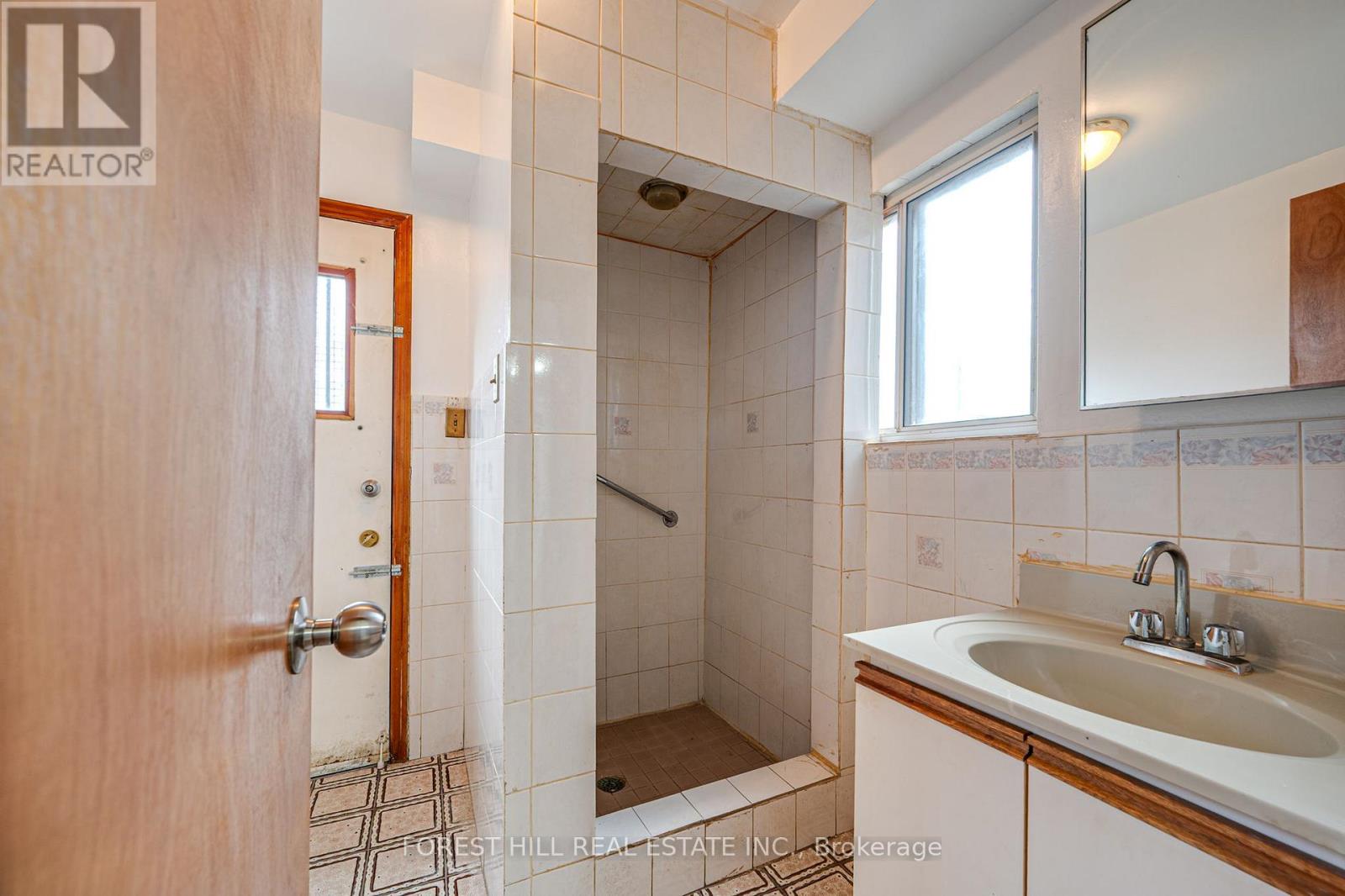 33 Hounslow Heath Road, Toronto, Ontario  M6N 1G7 - Photo 12 - W12197431