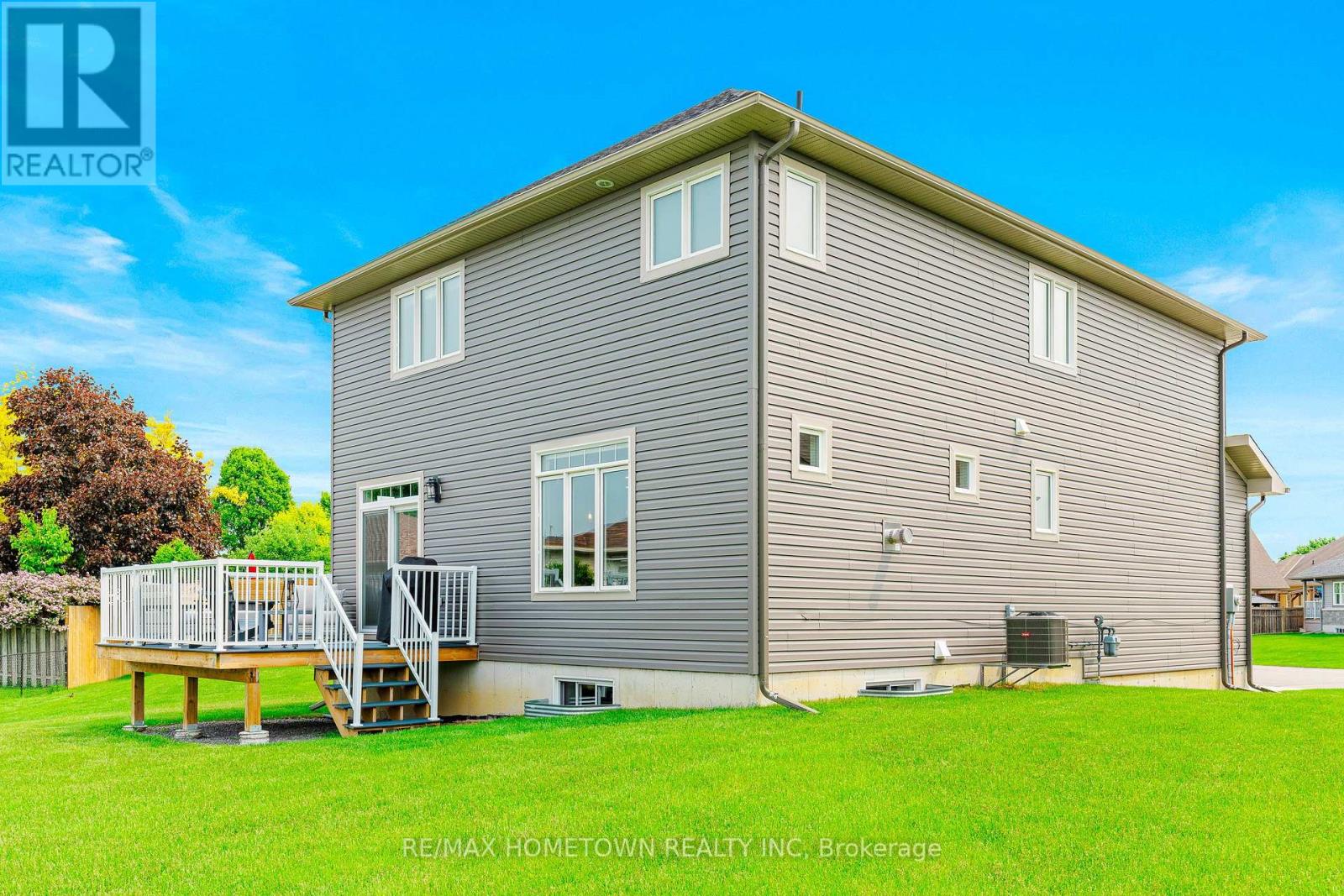 Property at 138 WILDWOOD CRESCENT image 3