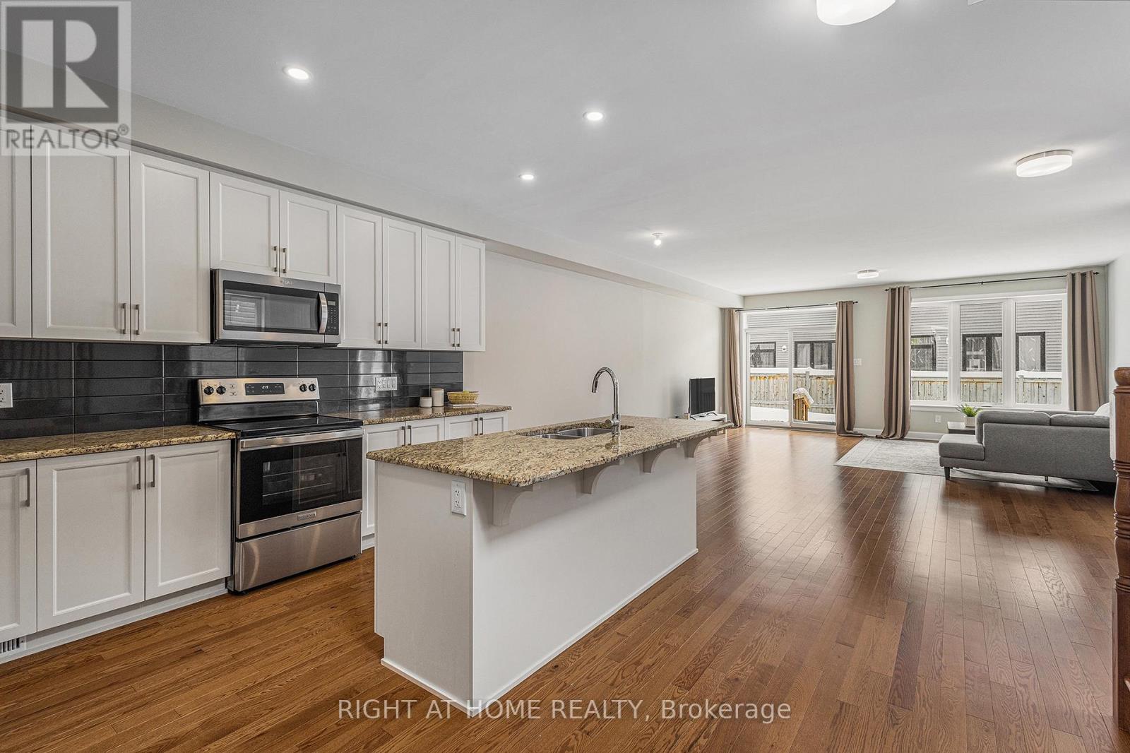907 Orvieto Way, Ottawa, Ontario  K2S 2L1 - Photo 6 - X12101183