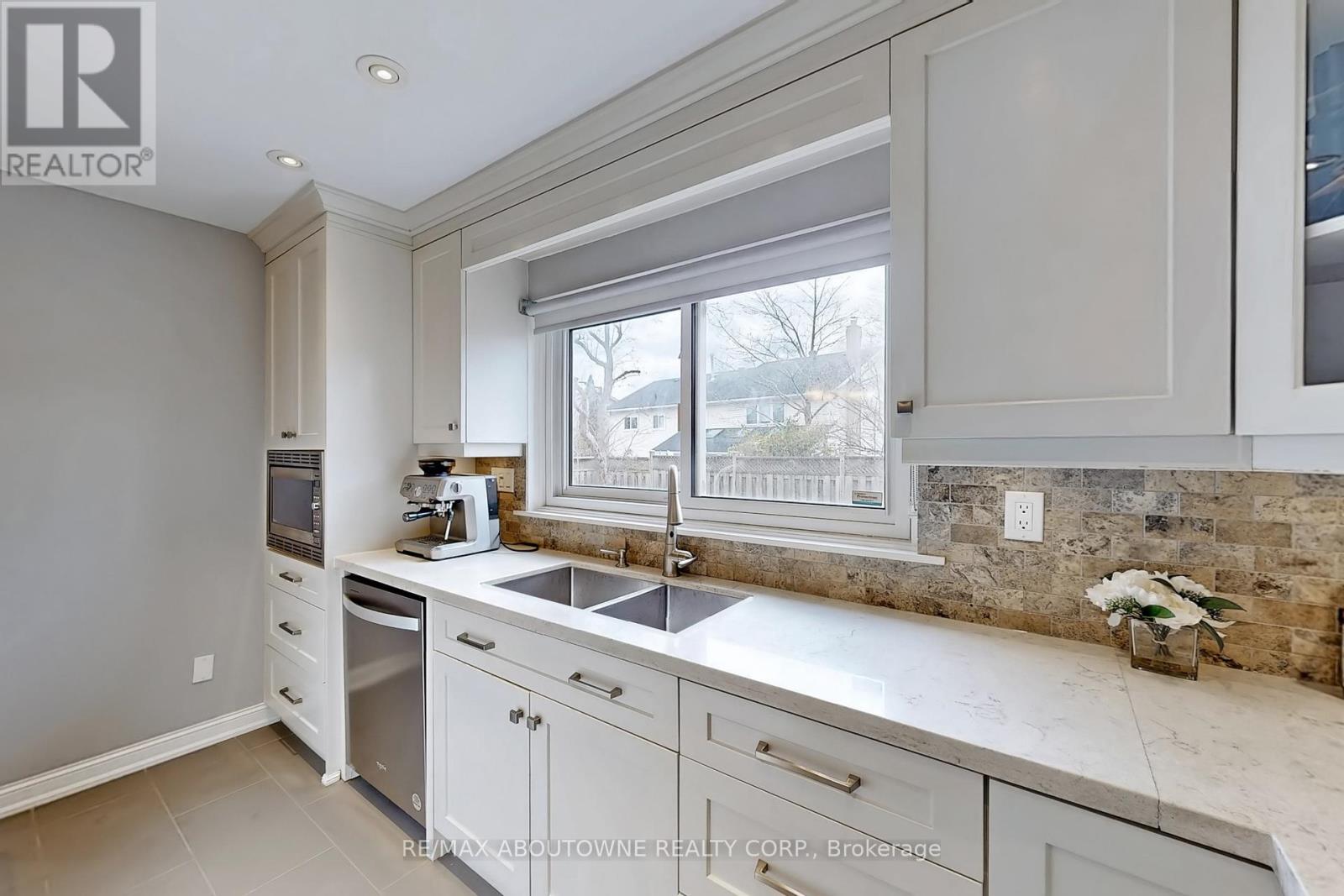 2362 Canso Road, Oakville (Fd Ford), Ontario  L6J 5W6 - Photo 11 - W12197643