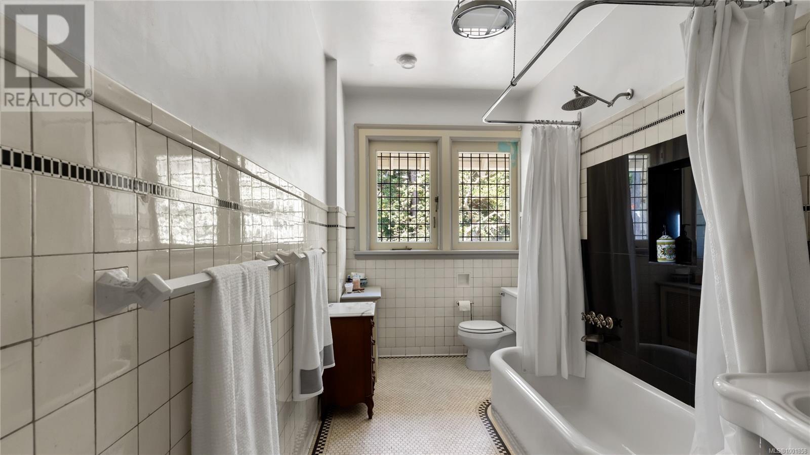 305 Denison Rd, Oak Bay, British Columbia  V8S 4K2 - Photo 25 - 1001858