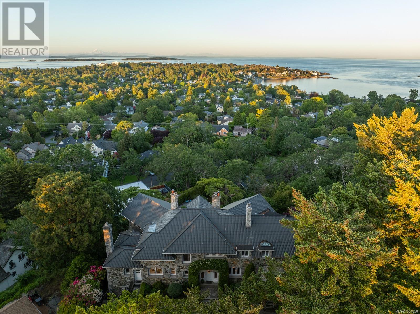 305 Denison Rd, Oak Bay, British Columbia  V8S 4K2 - Photo 44 - 1001858