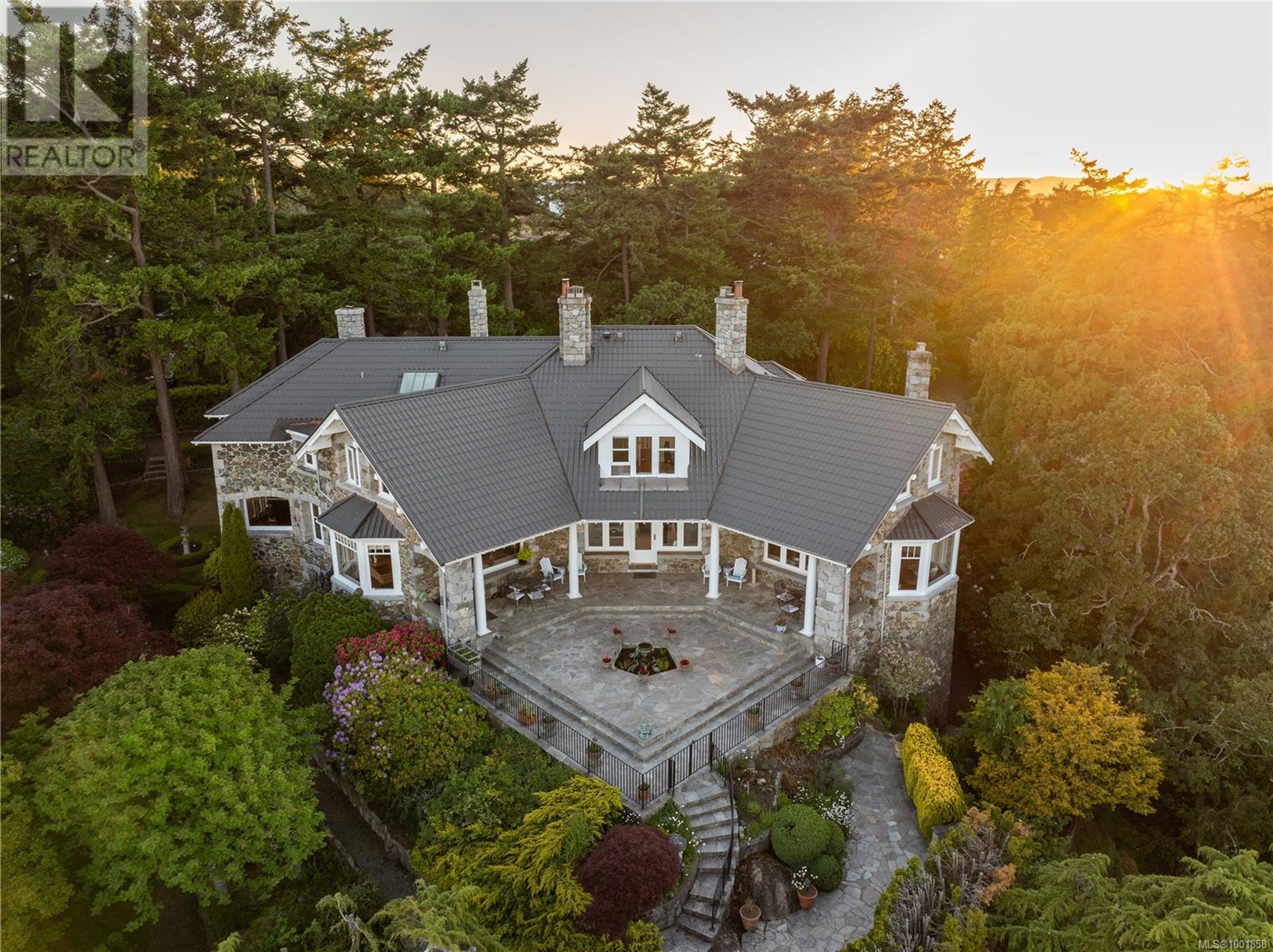 305 Denison Rd, Oak Bay, British Columbia  V8S 4K2 - Photo 3 - 1001858