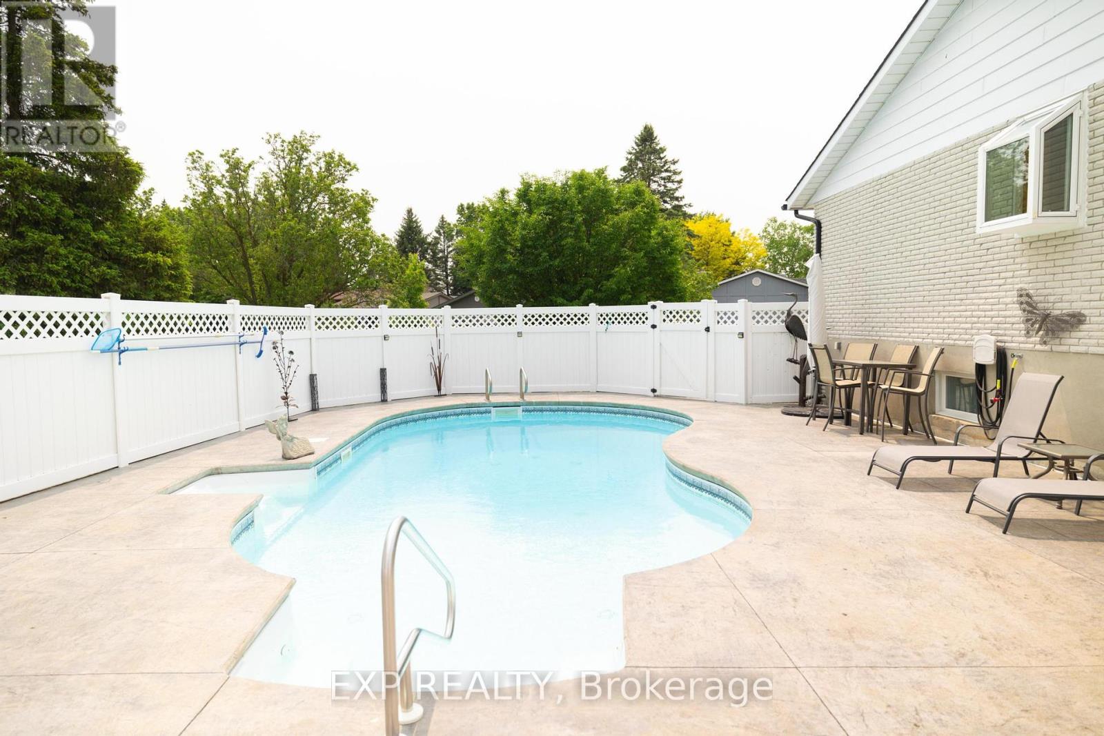 320 Daleside Place, Waterloo, Ontario  N2L 5M4 - Photo 29 - X12197597
