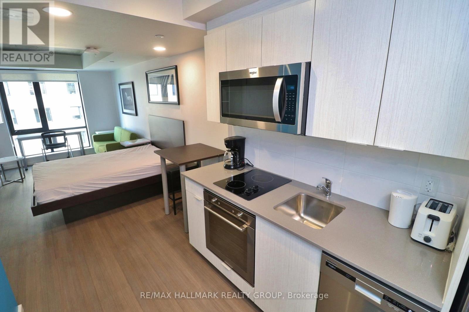 Property at 1208 - 105 CHAMPAGNE AVENUE S image 4