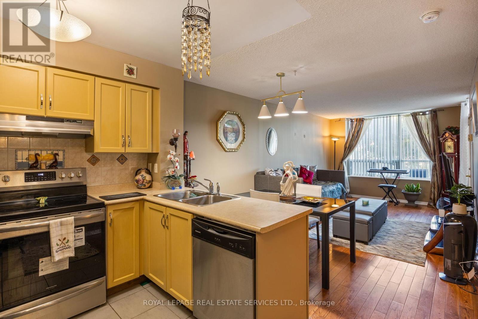 101 - 9 Northern Heights Drive, Richmond Hill, Ontario  L4B 4M5 - Photo 6 - N12197691