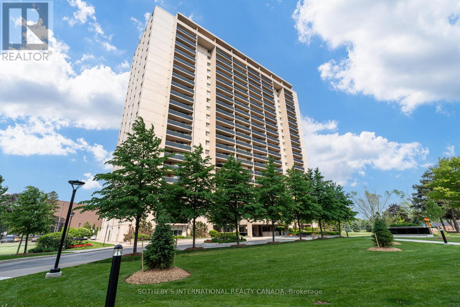 <div class="slider-price">$639,990</div><p>1408 - 812 Burnhamthorpe Road, Toronto, Ontario</p>