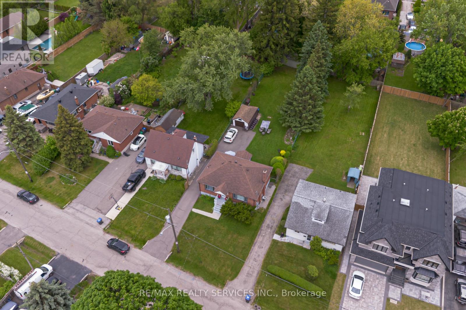 1076 Orchard Road, Mississauga, Ontario  L5E 2N9 - Photo 2 - W12197715