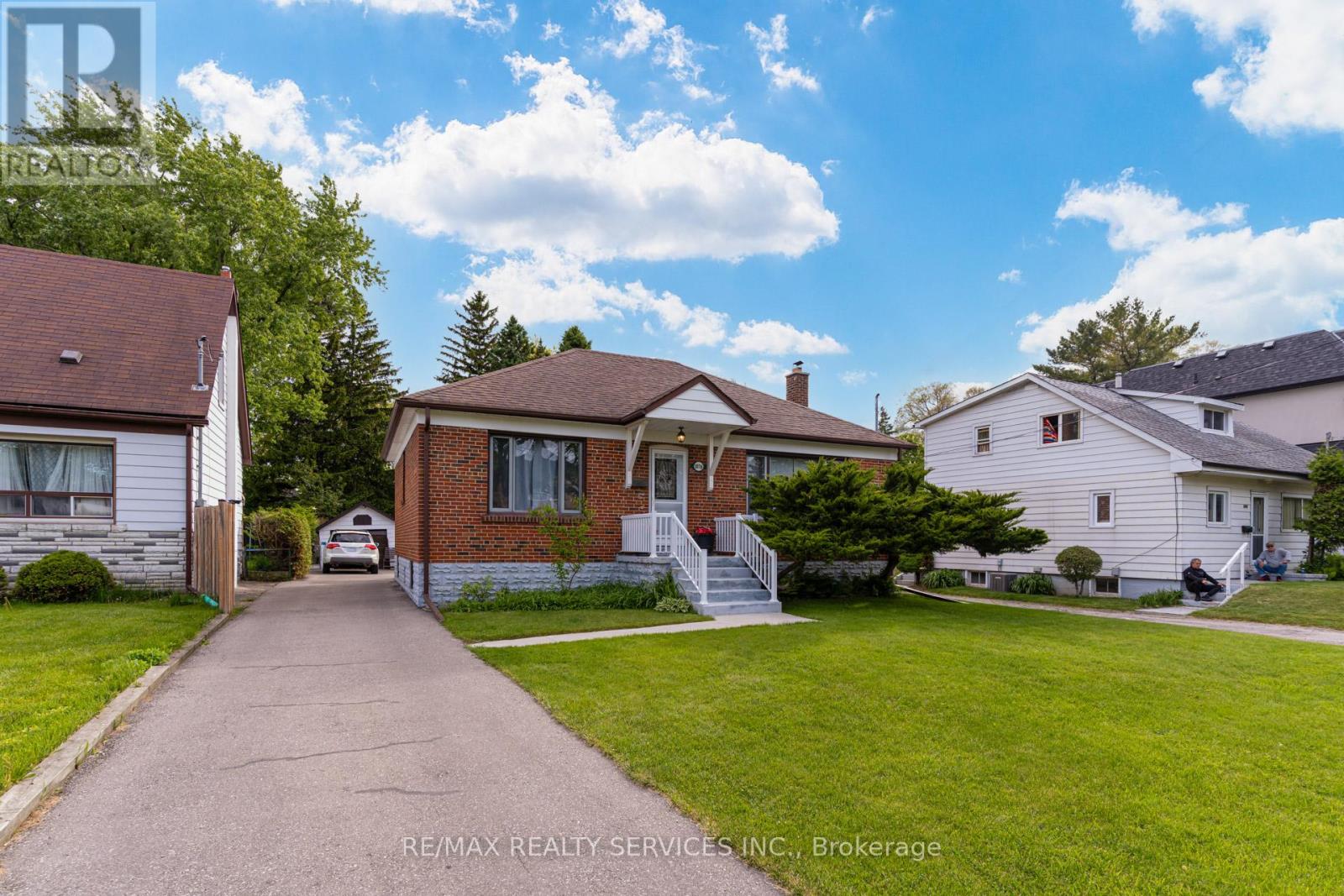 1076 Orchard Road, Mississauga, Ontario  L5E 2N9 - Photo 4 - W12197715