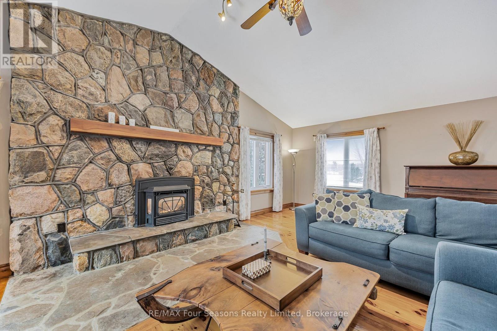 3 Sydenham Trail E, Clearview, Ontario  L0M 1H0 - Photo 37 - S12198023