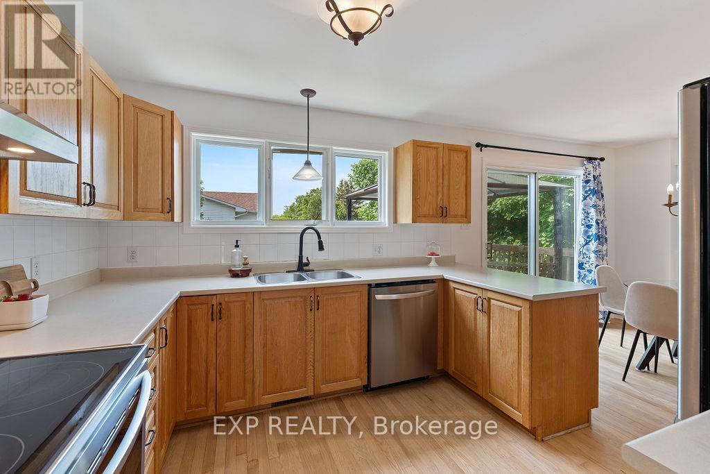 2 Bonnechere Drive, Ottawa, Ontario  K2M 2A5 - Photo 21 - X12198012