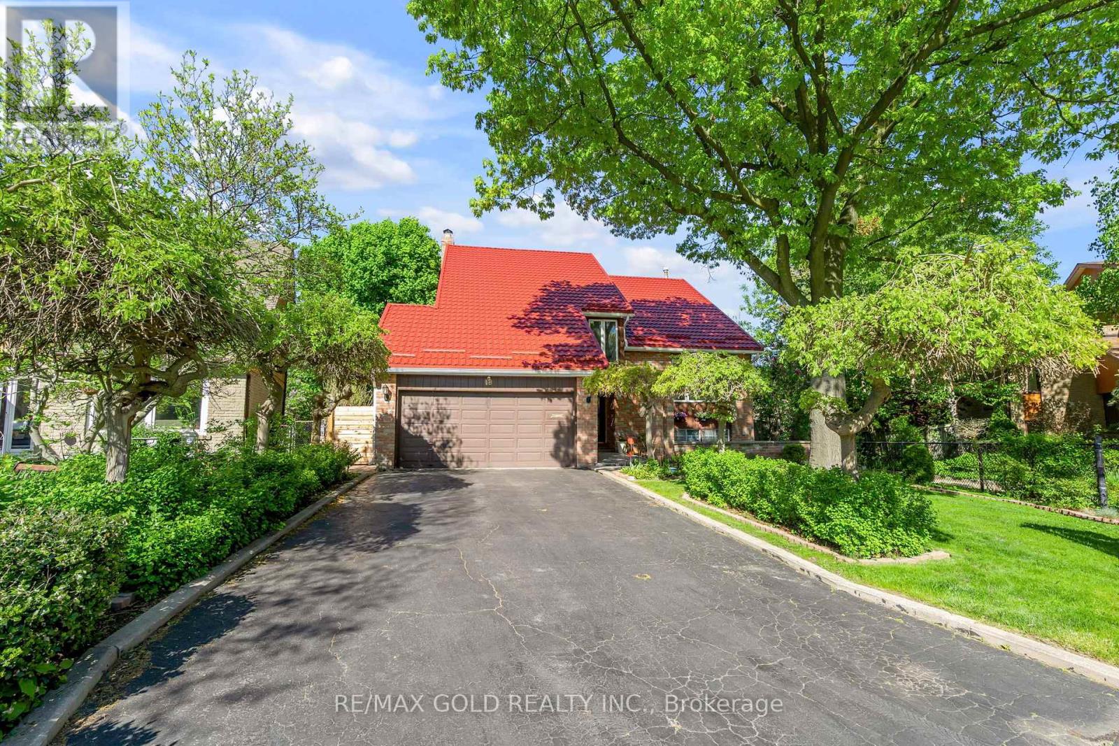 18 Trillium Court, Brampton, Ontario  L6S 3L8 - Photo 1 - W12168349