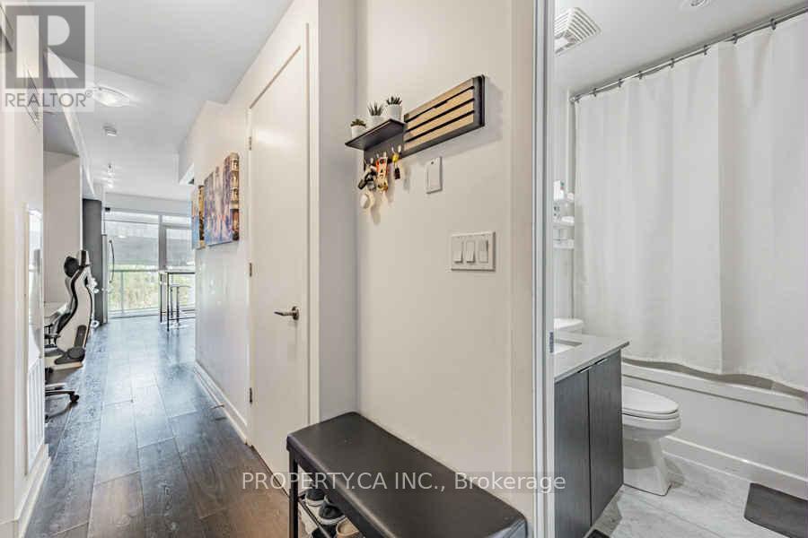 605 - 50 Bruyeres Mews Road W, Toronto, Ontario  M5V 0H8 - Photo 11 - C12197833